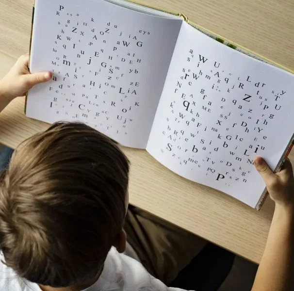 Niña confundida en la escritura